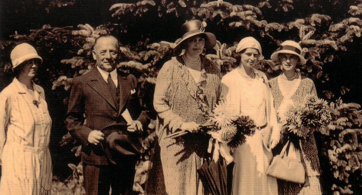 Familie Siegmann, ganz links Ehefrau Margarete, Richard, unbekannte Frau, dann die Töchter Melanie und Hedwig, wohl während der Dahlienschau in Rostock, Sommer 1931 (©RSAG)