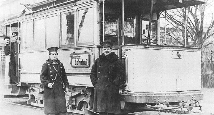 Schaffnerin und Fahrer um 1915 (©Rostocker Nahverkehrsfreunde)