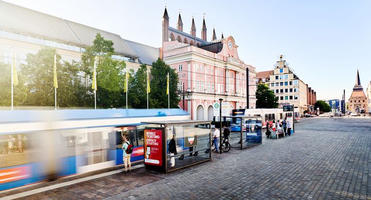 Die Rostockerinnen und Rostocker dürfen sich auf neue Straßenbahnen freuen (©Timo Roth)