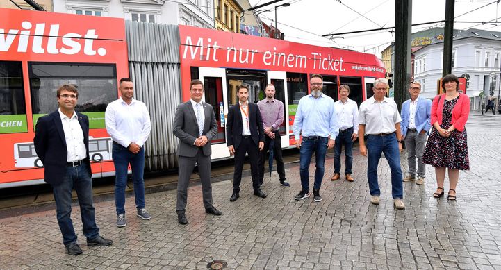 Die Verbundpartner vor der Straßenbahn im VVW-Design 2020 (©Joachim Kloock)