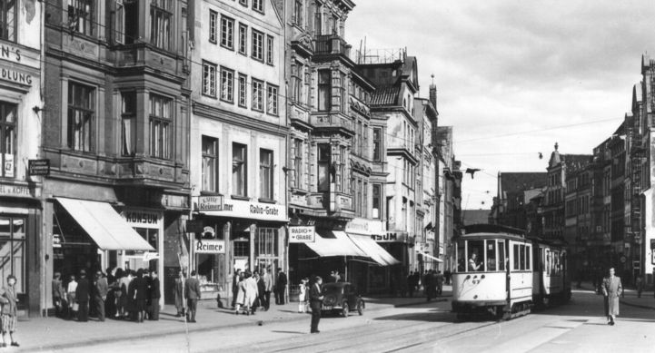 Die Straßenbahn fährt in den 1950er Jahren durch die Kröpeliner Straße (© Karl Eschenburg)