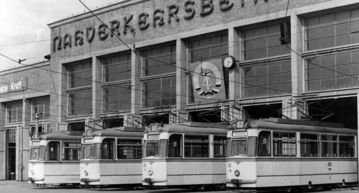 Gotha-Gelenktriebwagen vor der Werkstatthalle des Betriebshofs um 1962 (©RSAG)
